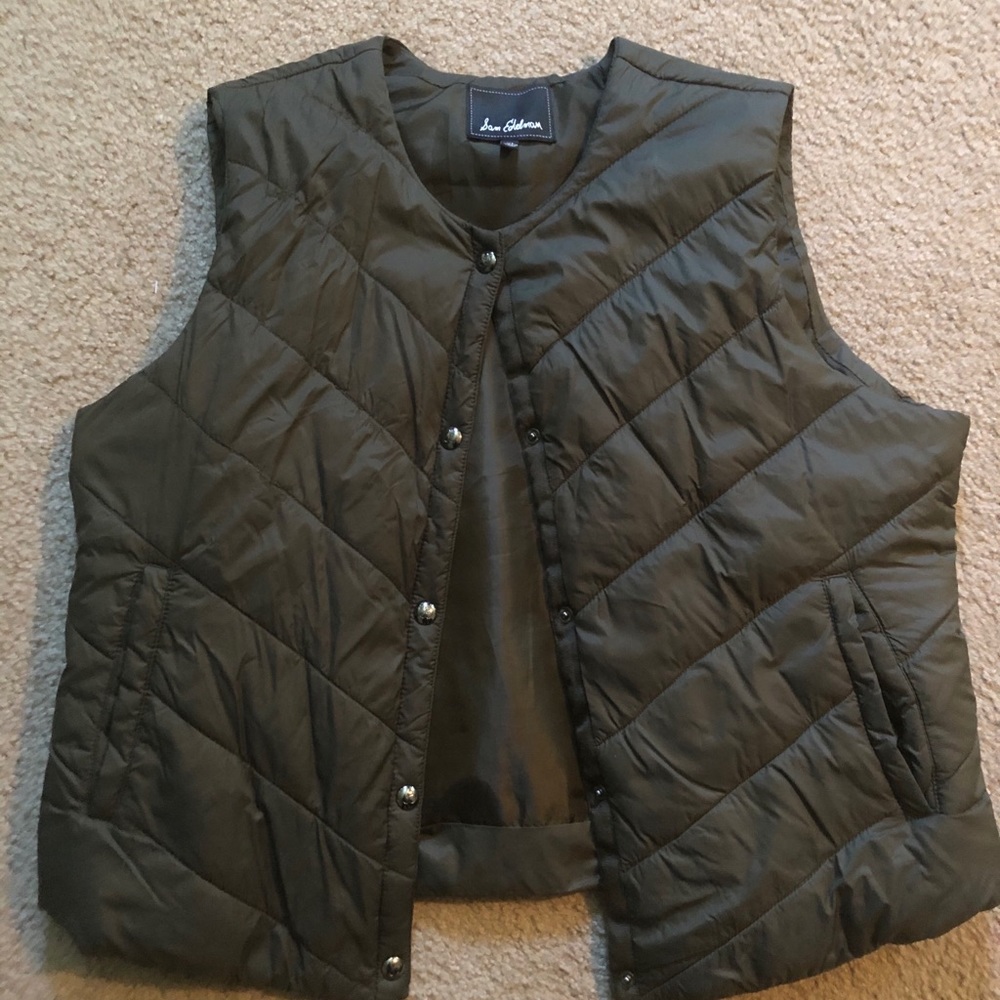 Super cute olive green puffer vest 🍃